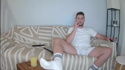 Englishladxxx online show from May 7, 2026, 10:59 pm