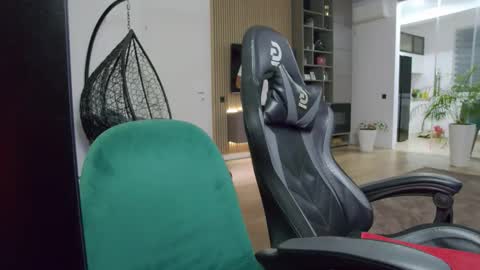 Erik online show from November 5, 2025, 7:36 pm