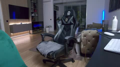 Erik online show from December 5, 2025, 7:32 pm