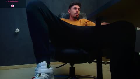 EnzoRace online show from October 8, 2025, 6:22 am