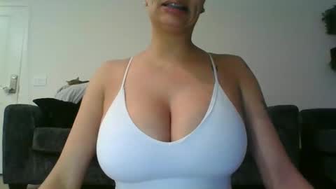 Snapshot of erin2025 chatting on November 19, 2025, 5:07 am erin2025 online show from November 19, 2025, 5:07 am