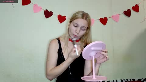 Snapshot of erlinefisk chatting on November 23, 2025, 12:38 pm Amelie online show from November 23, 2025, 12:38 pm