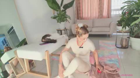 TINY  online show from September 10, 2025, 6:19 pm