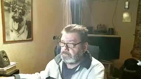 Snapshot of erwin1966 chatting on January 20, 2025, 9:22 pm Erwins room welcome sound on online show from January 20, 2025, 9:22 pm