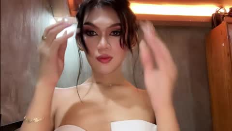 Snapshot of esilchan chatting on February 19, 2026, 7:10 pm Chelliane online show from February 19, 2026, 7:10 pm