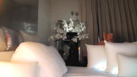 Snapshot of eskeira_ chatting on October 10, 2025, 9:36 pm Esther online show from October 10, 2025, 9:36 pm