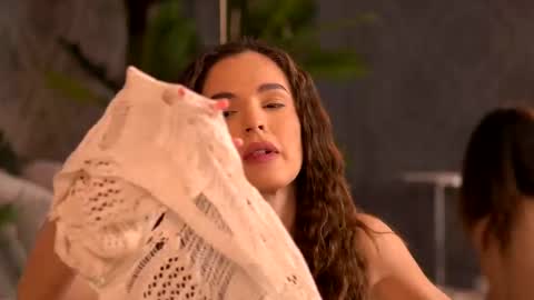 Snapshot of esmeainsley chatting on March 5, 2025, 2:36 am Raluca  online show from March 5, 2025, 2:36 am