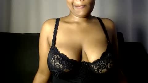 Snapshot of esmeray_ chatting on June 17, 2026, 12:02 am Esme online show from June 17, 2026, 12:02 am