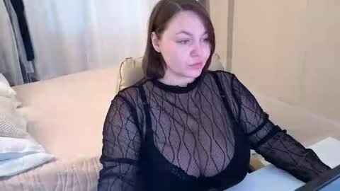 Snapshot of essensual_ chatting on June 20, 2026, 1:19 am Ava online show from June 20, 2026, 1:19 am