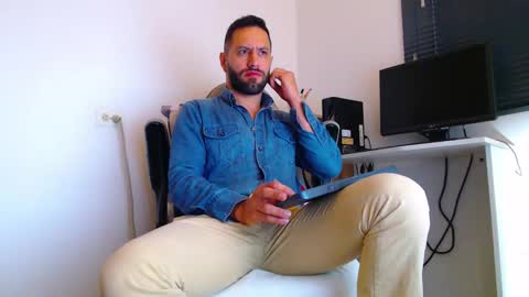 Snapshot of esteban7984068 chatting on February 3, 2026, 2:11 pm esteban online show from February 3, 2026, 2:11 pm