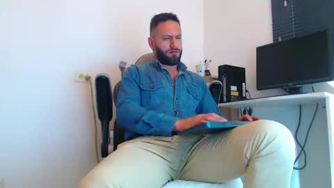 Snapshot of esteban7984068 chatting on February 14, 2026, 2:14 pm esteban online show from February 14, 2026, 2:14 pm