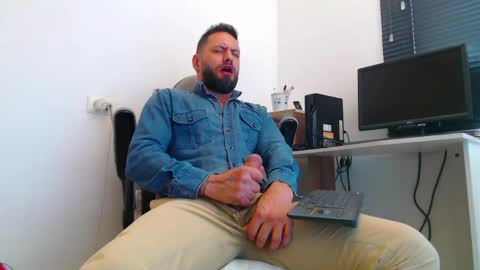 Snapshot of esteban7984068 chatting on March 19, 2026, 5:17 pm esteban online show from March 19, 2026, 5:17 pm