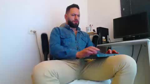 Snapshot of esteban7984068 chatting on March 20, 2026, 2:00 pm esteban online show from March 20, 2026, 2:00 pm