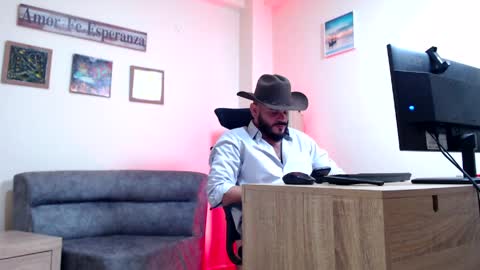 Esteban Fernandez online show from April 17, 2026, 2:42 pm