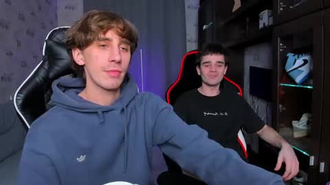 Snapshot of esthetics_boys chatting on February 28, 2025, 2:31 am LOUIS online show from February 28, 2025, 2:31 am