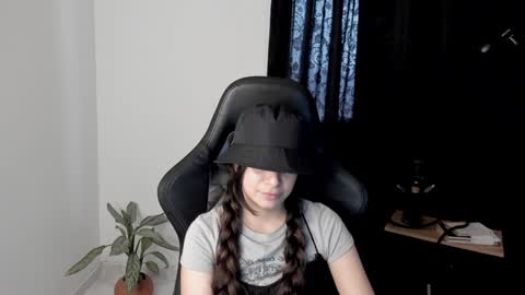 eva_monn online show from December 29, 2024, 7:43 pm