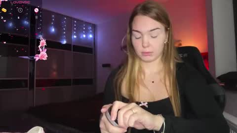 evacarter1 online show from November 16, 2025, 12:33 pm