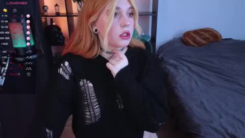 Snapshot of evaredmooon chatting on February 17, 2025, 11:23 am Moon online show from February 17, 2025, 11:23 am