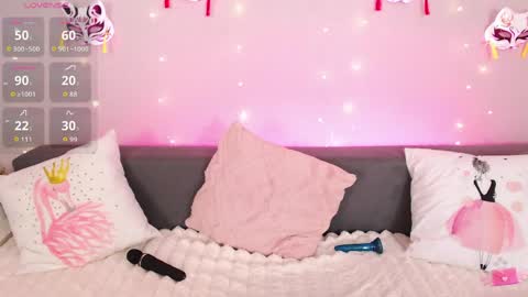 Snapshot of evarey_ chatting on May 18, 2026, 3:57 am Adelina online show from May 18, 2026, 3:57 am