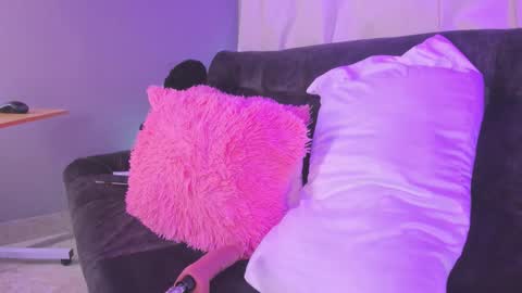 Eva Queen online show from December 17, 2025, 9:04 am