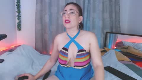 Eve Blue  friends. IG eve blue77 TW EveBlue 1 OF eveblue7 online show from December 27, 2024, 4:36 am