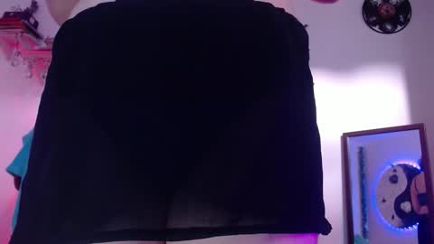 Eve Blue  friends. IG eve blue77 TW EveBlue 1 OF eveblue7 online show from September 14, 2025, 10:31 pm