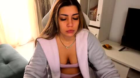 eveeevian online show from February 12, 2025, 9:52 am