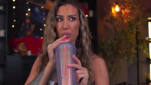 Evelyn online show from March 22, 2026, 7:06 pm