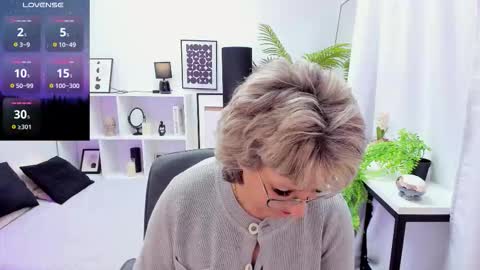 Evelyn online show from November 21, 2025, 5:17 am