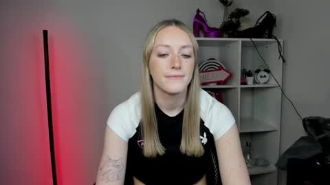 evelynblond online show from March 25, 2026, 1:39 pm