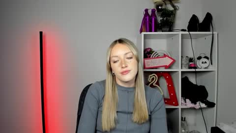 evelynblond online show from May 11, 2026, 4:26 pm