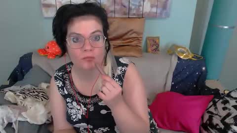 Everly online show from November 25, 2025, 4:40 pm