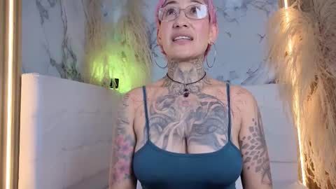 everlyn_sexx online show from March 5, 2026, 7:10 pm