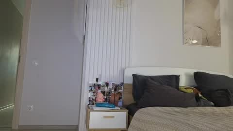 evi_woow online show from April 13, 2026, 9:31 pm