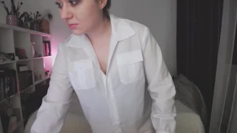 Snapshot of eviecuster chatting on October 23, 2025, 8:07 pm Im gonna be on in 2 hours online show from October 23, 2025, 8:07 pm