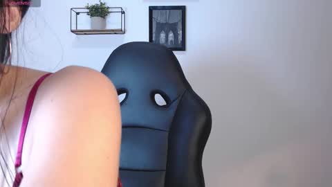 Snapshot of evilthoughts_ chatting on December 23, 2025, 3:04 am Sofia and David online show from December 23, 2025, 3:04 am