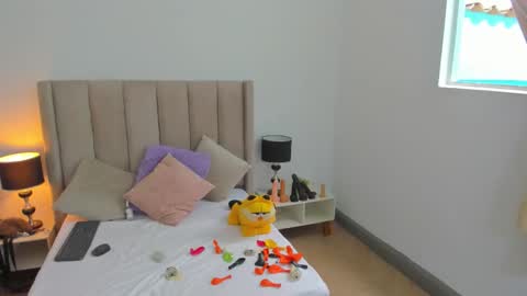 evvaa_moon online show from October 4, 2025, 1:20 pm