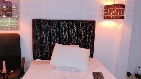 evvaa_moon online show from April 9, 2026, 12:43 pm