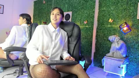 Snapshot of evyy_ chatting on April 8, 2026, 8:42 pm Evyy online show from April 8, 2026, 8:42 pm