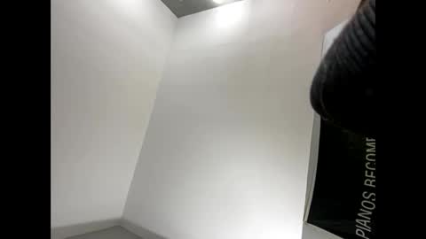 Explosivee andyy online show from November 17, 2025, 8:09 am