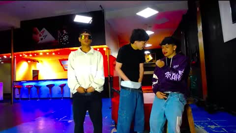 extrangers online show from October 24, 2025, 1:18 pm