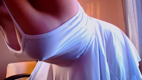 Elli  online show from October 6, 2025, 2:14 pm