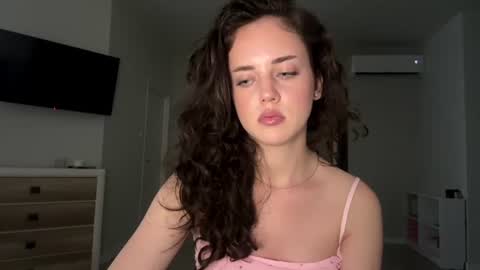 Mia online show from July 7, 2026, 1:04 pm