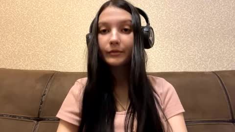 Aurora 18yo online show from February 2, 2026, 9:41 am