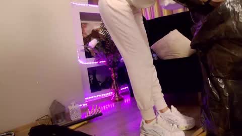 Snapshot of feetvibe chatting on October 18, 2025, 11:33 am FeetVibe online show from October 18, 2025, 11:33 am