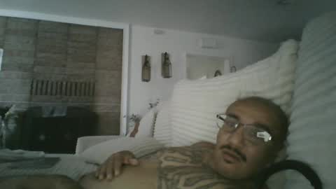 felixrlarios25 online show from July 17, 2026, 9:08 pm