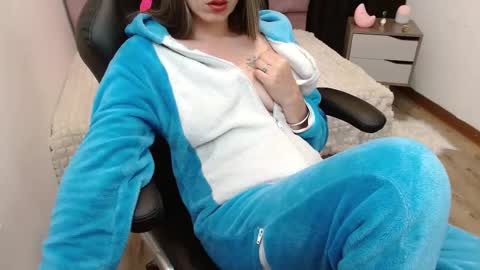 Snapshot of fenix_11_ chatting on February 20, 2025, 8:28 am Alejandra online show from February 20, 2025, 8:28 am