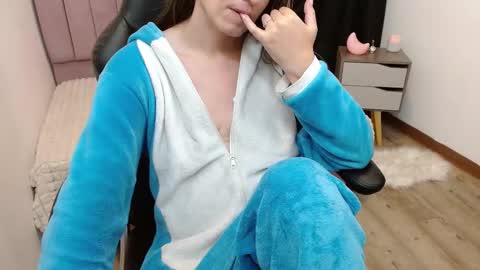 Snapshot of fenix_11_ chatting on March 7, 2025, 8:45 am Alejandra online show from March 7, 2025, 8:45 am