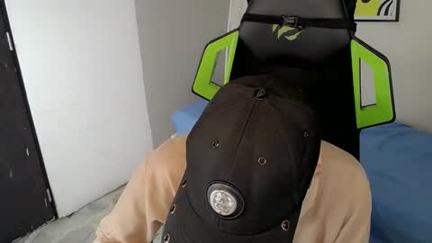 Snapshot of fernan_flow chatting on December 1, 2025, 3:11 am FERNANDO online show from December 1, 2025, 3:11 am