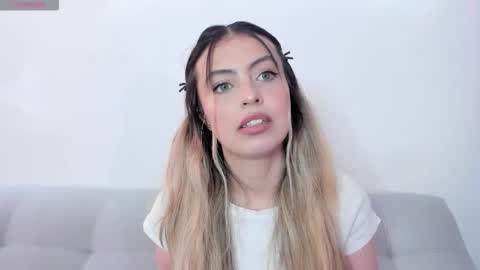 fernanda  online show from March 17, 2026, 2:42 pm